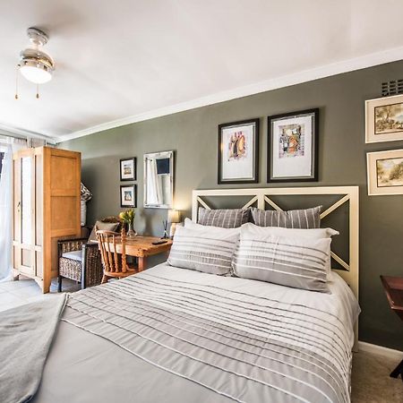 Greenlawns B&B เคปทาวน์ ภายนอก รูปภาพ
