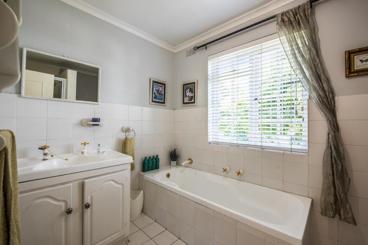 Greenlawns B&B เคปทาวน์ ภายนอก รูปภาพ